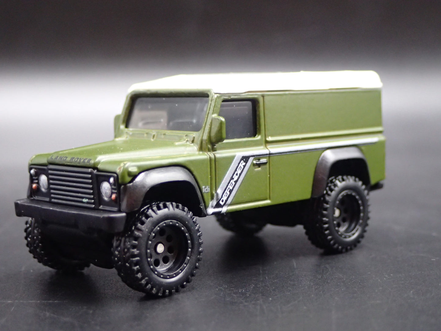 1983 -1990 LAND ROVER DEFENDER 110 HARD TOP 1/64 SCALE DIORAMA DIECAST MODEL CAR