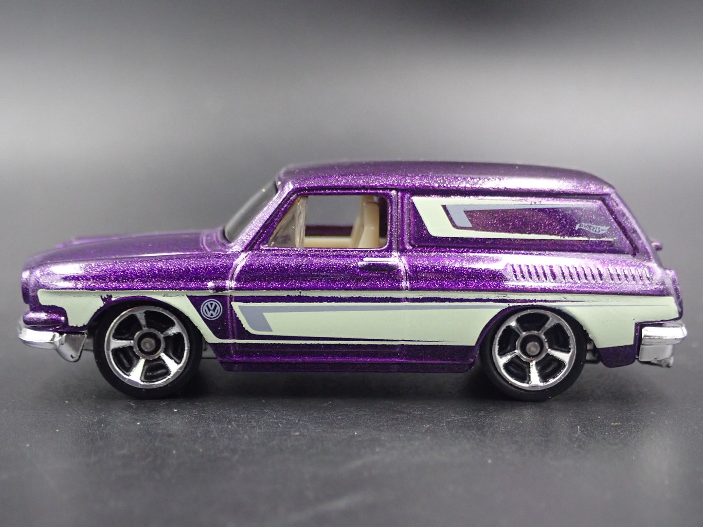 1961-1973 VW VOLKSWAGEN SQUAREBACK PURPLE 1:64 SCALE DIORAMA DIECAST MODEL CAR