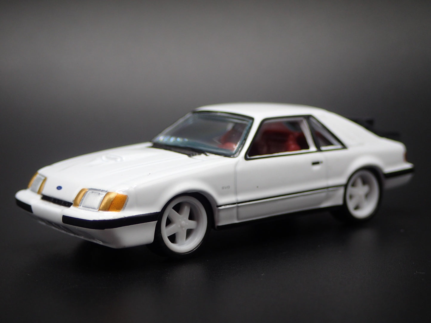 1985 85 FORD MUSTANG SVO FOX BODY WHITE 1:64 SCALE DIORAMA DIECAST MODEL CAR