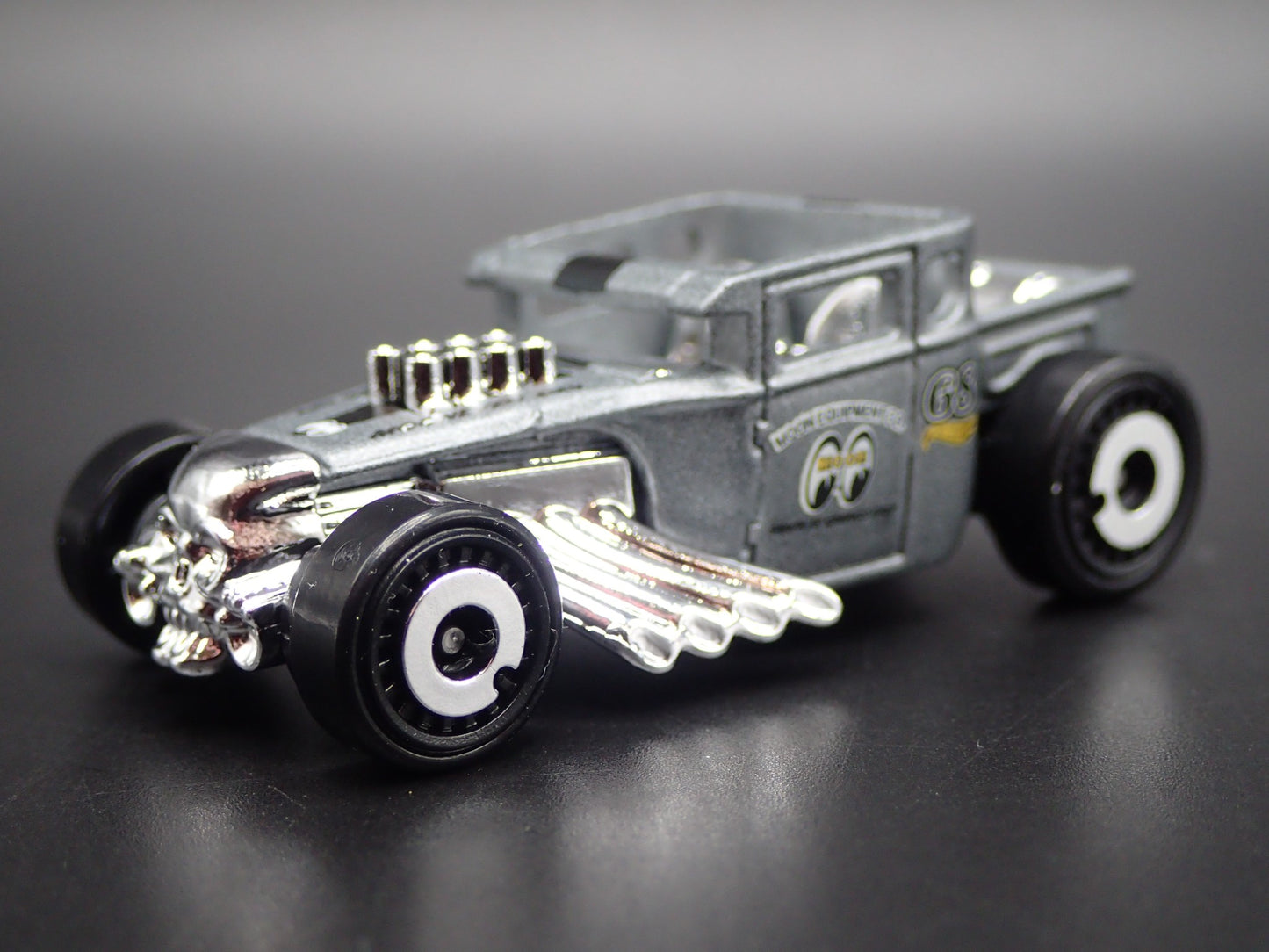 FORD CUSTOM BONE SHAKER HOT ROD MOONEYES 1:64 SCALE DIORAMA DIECAST MODEL CAR