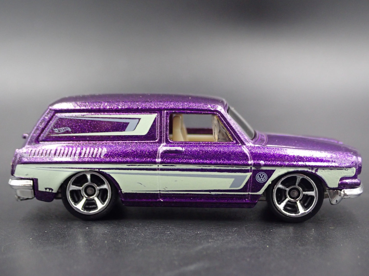 1961-1973 VW VOLKSWAGEN SQUAREBACK PURPLE 1:64 SCALE DIORAMA DIECAST MODEL CAR