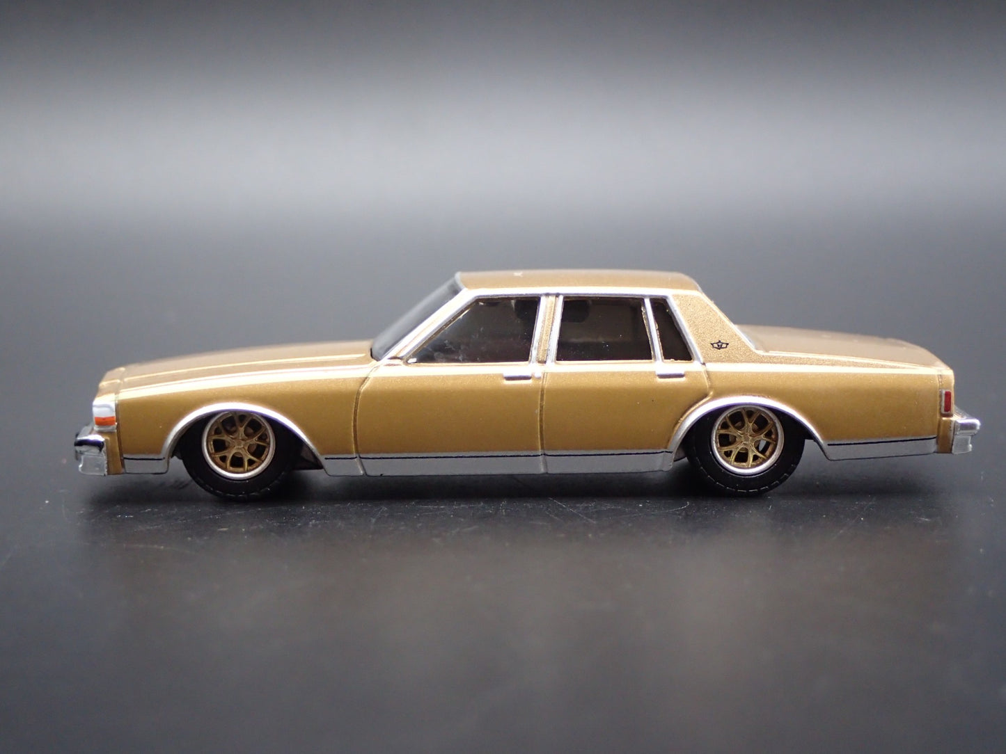 1985 85 CHEVY CHEVROLET CAPRICE 4 FOUR DOOR 1/64 SCALE DIORAMA DIECAST MODEL CAR