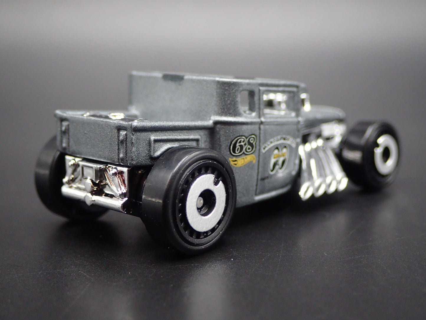 FORD CUSTOM BONE SHAKER HOT ROD MOONEYES 1:64 SCALE DIORAMA DIECAST MODEL CAR