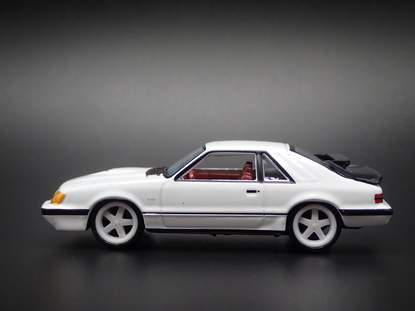 1985 85 FORD MUSTANG SVO FOX BODY WHITE 1:64 SCALE DIORAMA DIECAST MODEL CAR