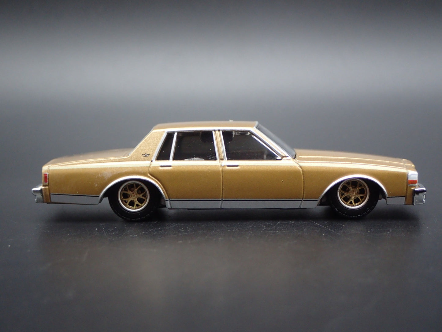 1985 85 CHEVY CHEVROLET CAPRICE 4 FOUR DOOR 1/64 SCALE DIORAMA DIECAST MODEL CAR