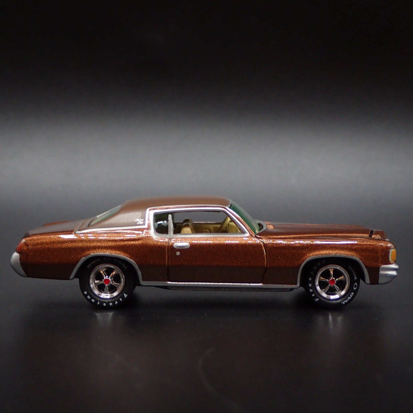 1971 71 PONTIAC GRAND PRIX RARE 1:64 SCALE COLLECTIBLE DIORAMA DIECAST MODEL CAR
