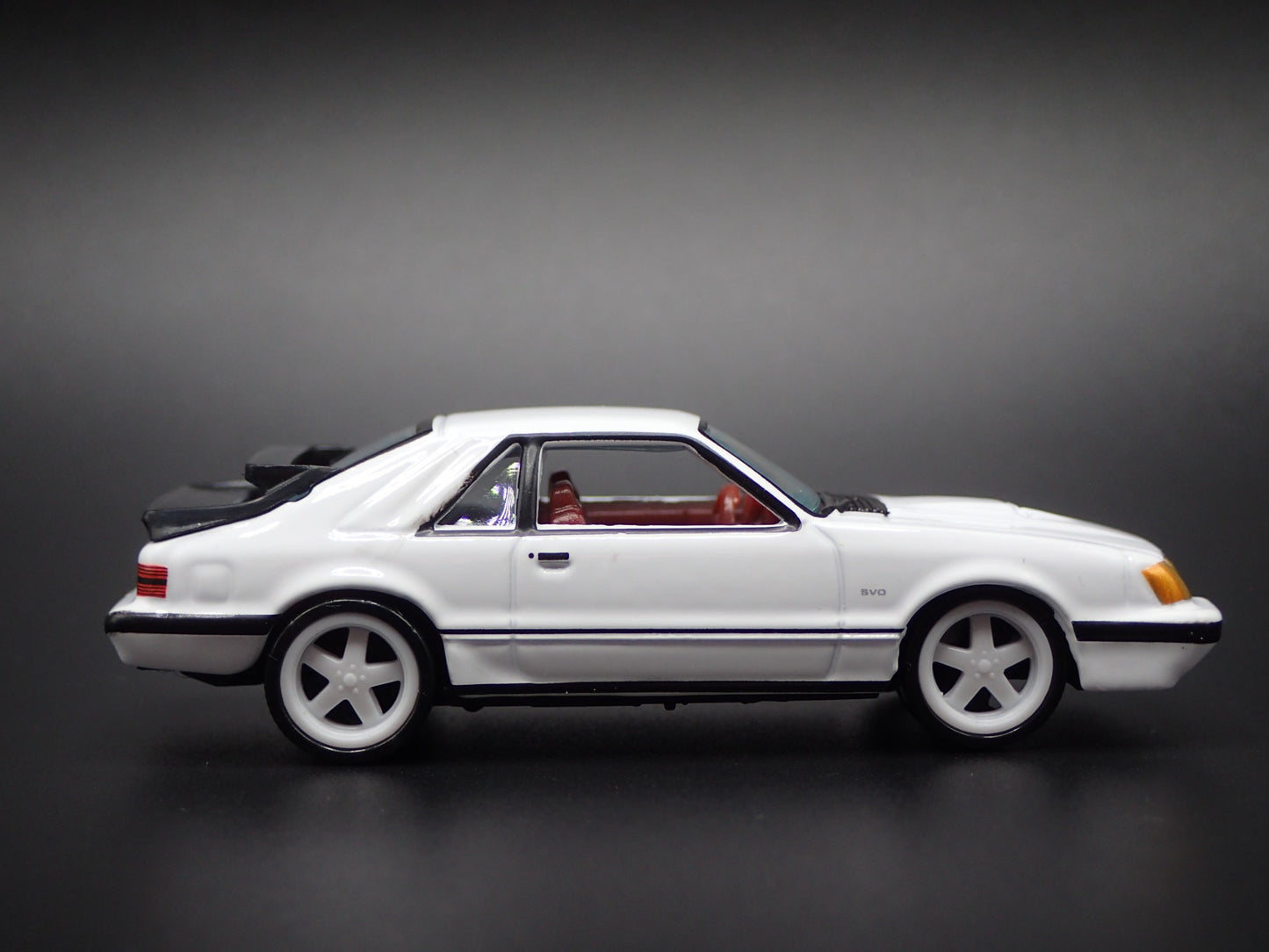 1985 85 FORD MUSTANG SVO FOX BODY WHITE 1:64 SCALE DIORAMA DIECAST MODEL CAR