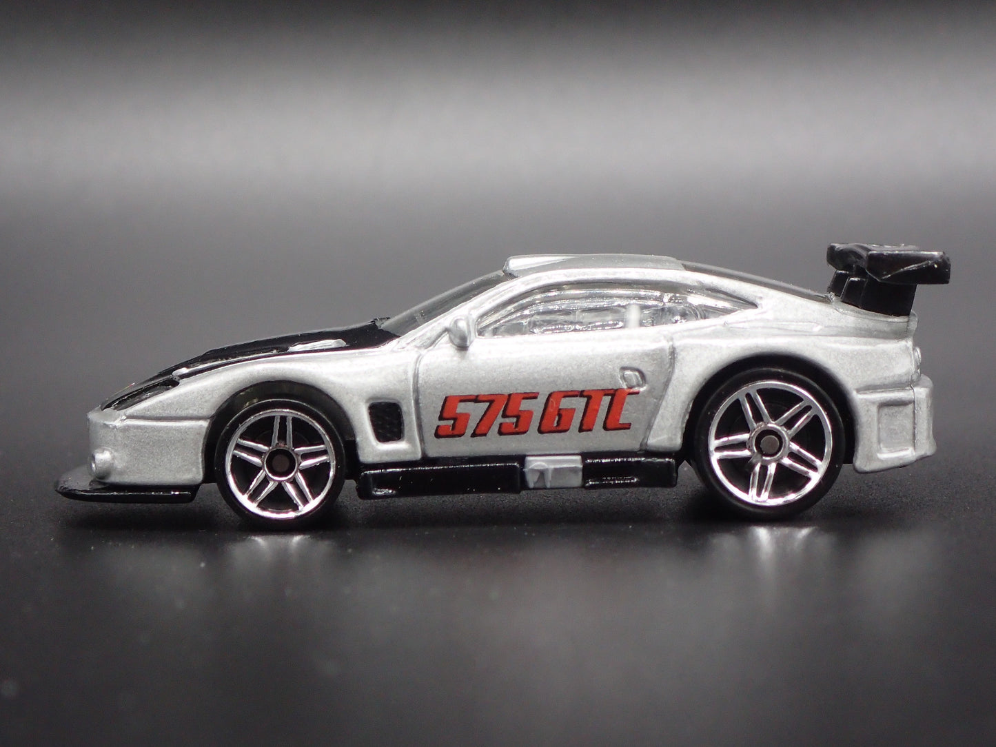 2003-2005 FERRARI 575 GTC RACE CAR SILVER 1:64 SCALE DIORAMA DIECAST MODEL CAR