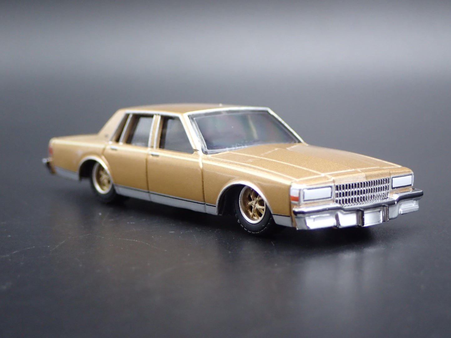 1985 85 CHEVY CHEVROLET CAPRICE 4 FOUR DOOR 1/64 SCALE DIORAMA DIECAST MODEL CAR