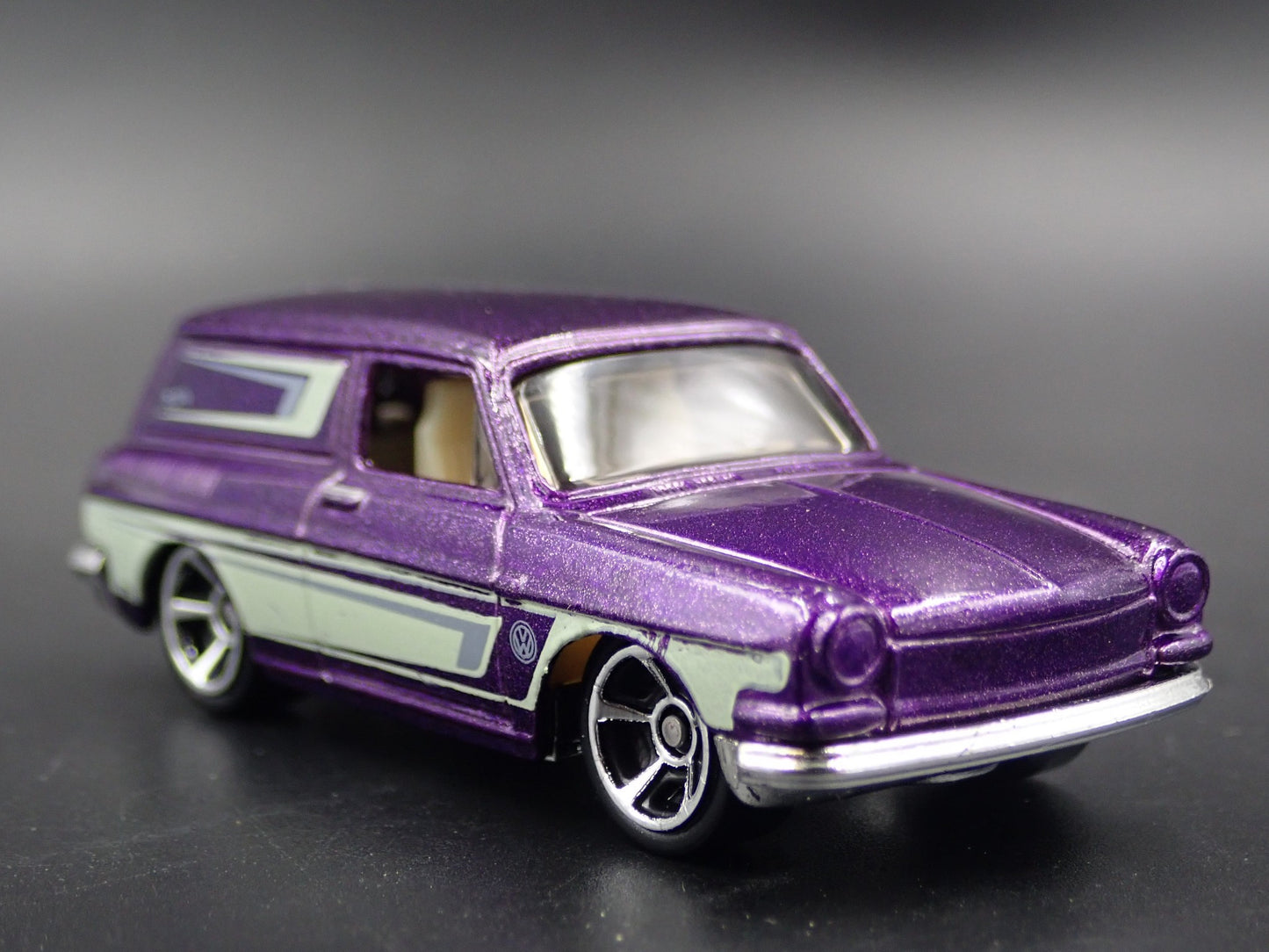 1961-1973 VW VOLKSWAGEN SQUAREBACK PURPLE 1:64 SCALE DIORAMA DIECAST MODEL CAR