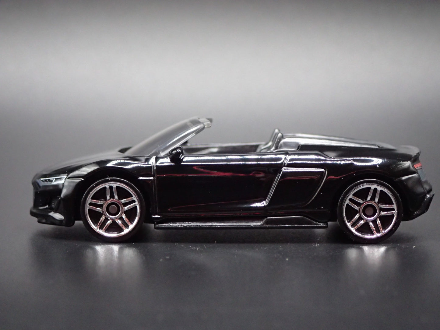 2015-2020 AUDI R8 SPYDER CONVERTIBLE BLACK 1:64 SCALE DIORAMA DIECAST MODEL CAR