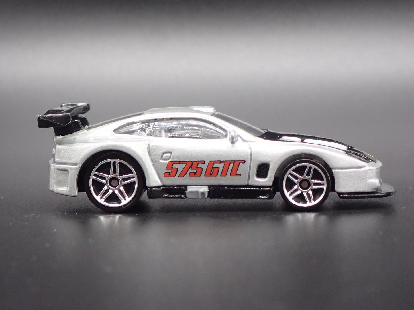 2003-2005 FERRARI 575 GTC RACE CAR SILVER 1:64 SCALE DIORAMA DIECAST MODEL CAR