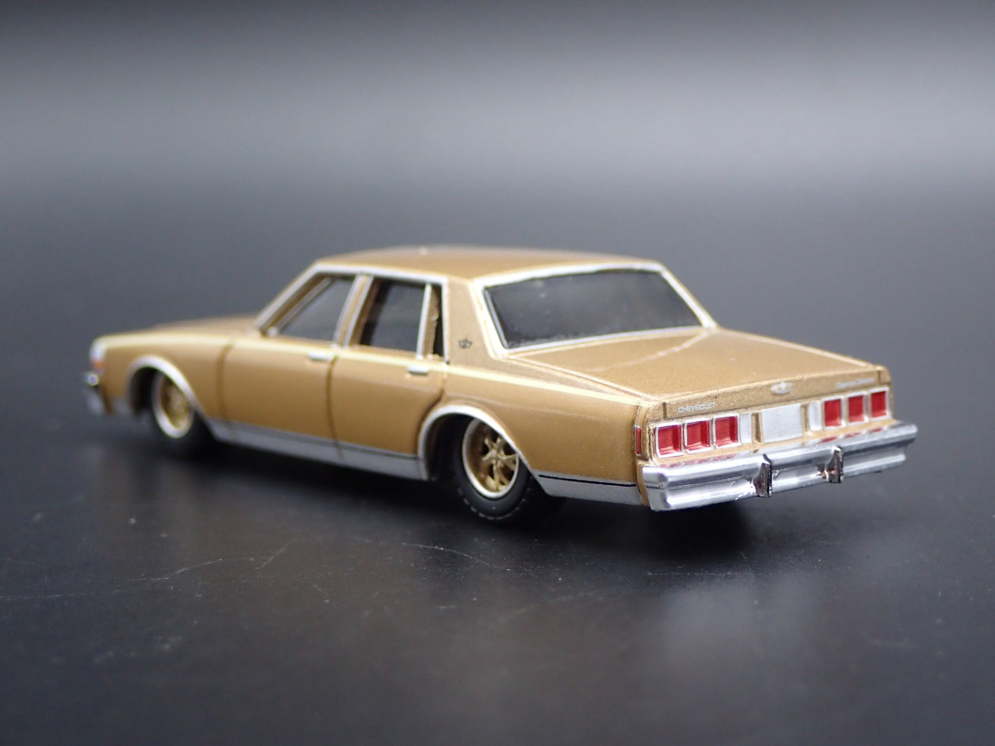 1985 85 CHEVY CHEVROLET CAPRICE 4 FOUR DOOR 1/64 SCALE DIORAMA DIECAST MODEL CAR