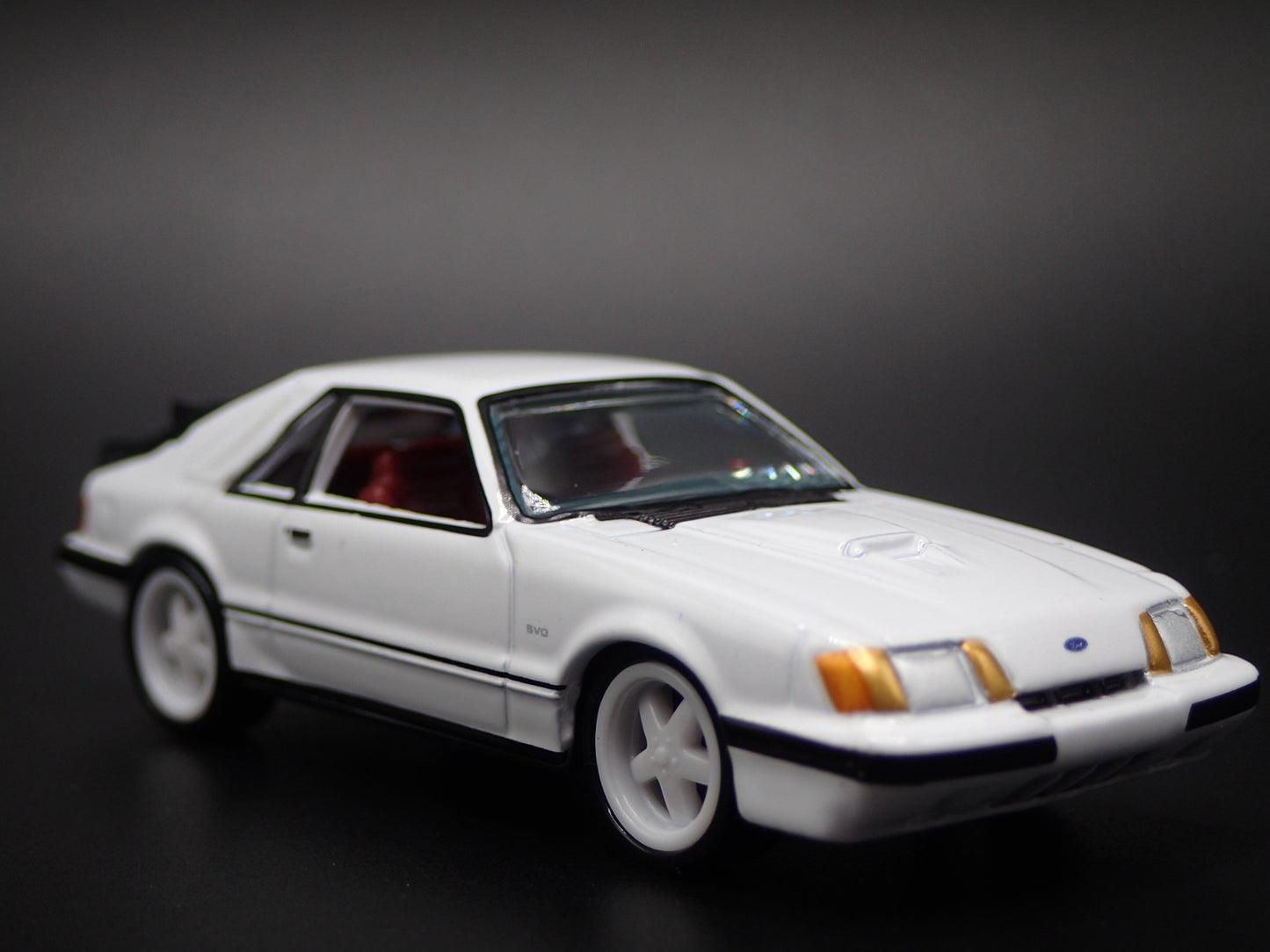 1985 85 FORD MUSTANG SVO FOX BODY WHITE 1:64 SCALE DIORAMA DIECAST MODEL CAR