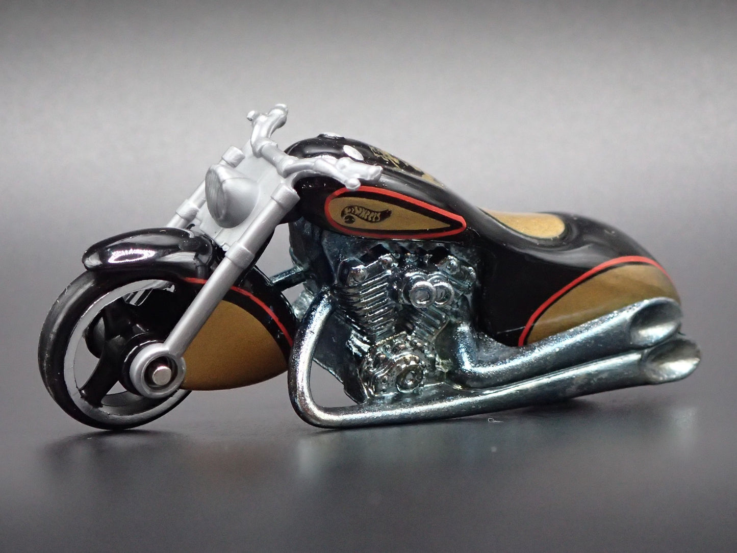 SCORCHIN SCOOTER MOTORCYCLE WHITE'S HOT WHEELS 1:64 HW SCALE DIECAST MODEL CAR