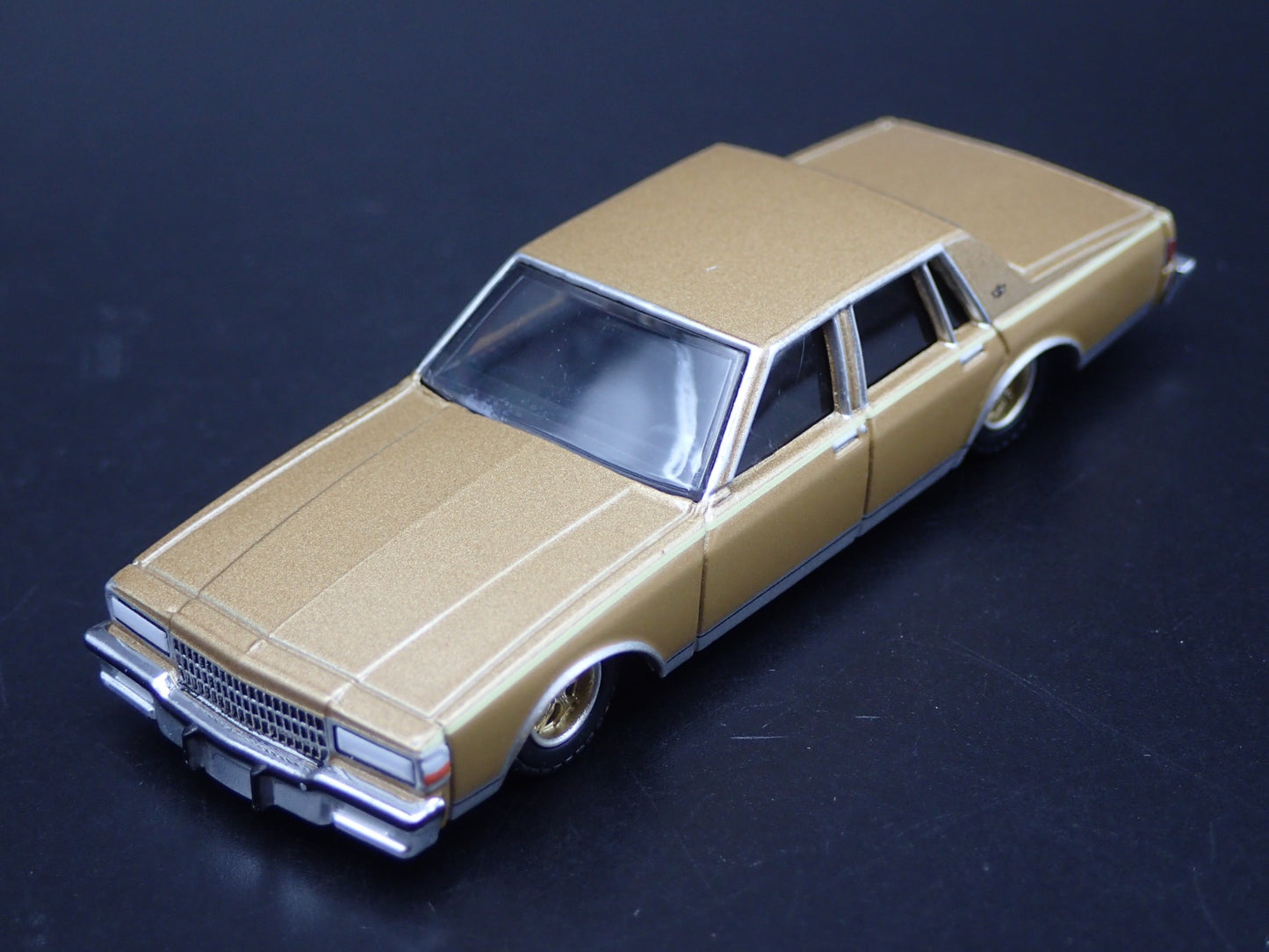 1985 85 CHEVY CHEVROLET CAPRICE 4 FOUR DOOR 1/64 SCALE DIORAMA DIECAST MODEL CAR