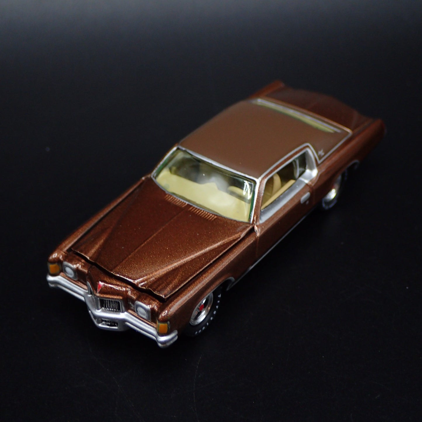 1971 71 PONTIAC GRAND PRIX RARE 1:64 SCALE COLLECTIBLE DIORAMA DIECAST MODEL CAR