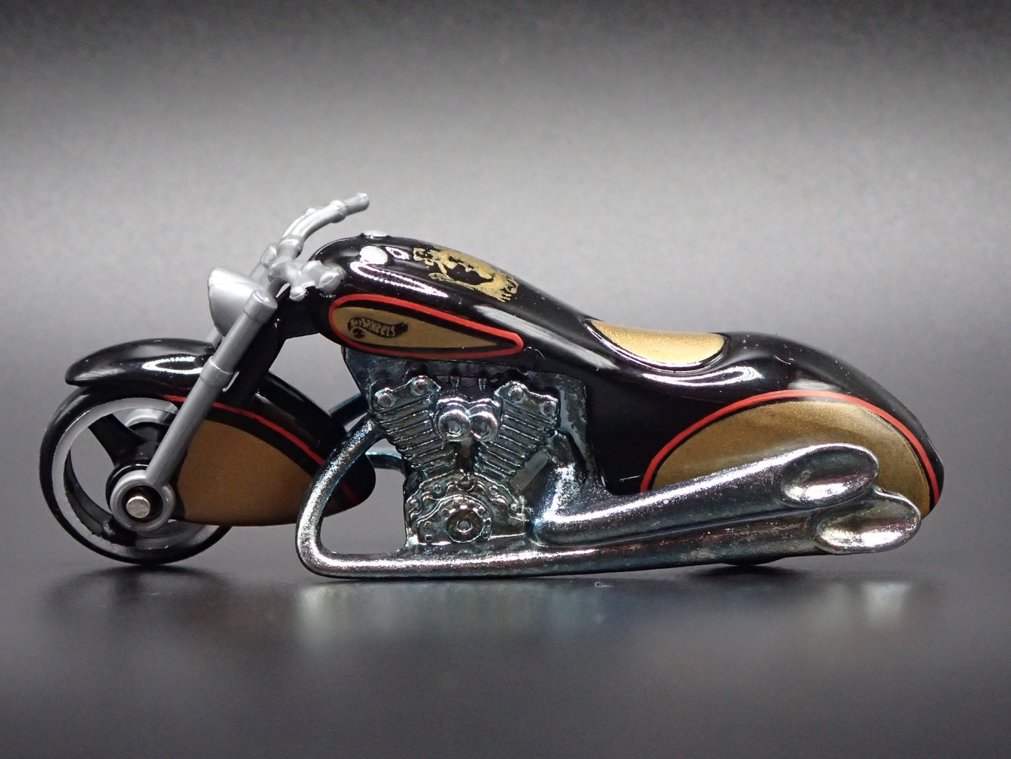 SCORCHIN SCOOTER MOTORCYCLE WHITE'S HOT WHEELS 1:64 HW SCALE DIECAST MODEL CAR