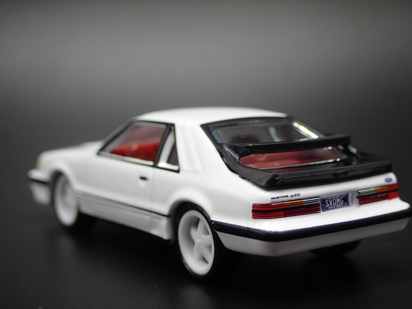1985 85 FORD MUSTANG SVO FOX BODY WHITE 1:64 SCALE DIORAMA DIECAST MODEL CAR