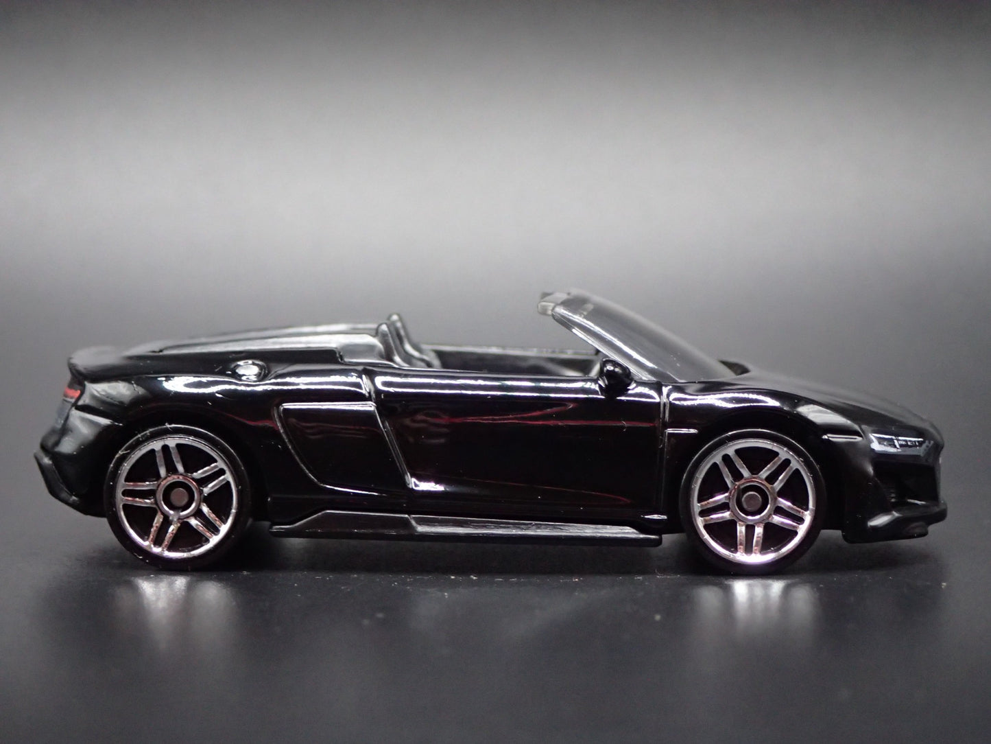 2015-2020 AUDI R8 SPYDER CONVERTIBLE BLACK 1:64 SCALE DIORAMA DIECAST MODEL CAR