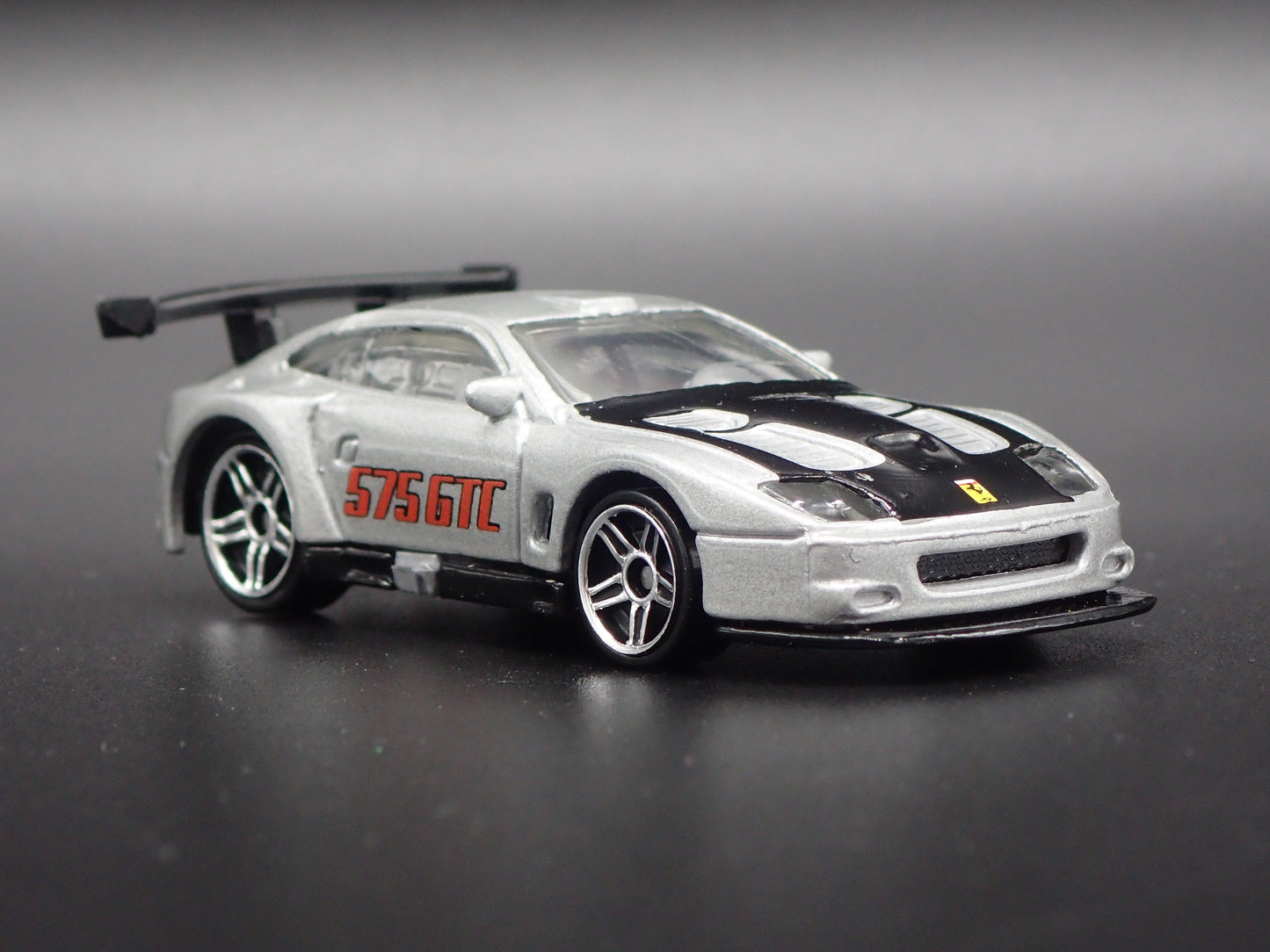 2003-2005 FERRARI 575 GTC RACE CAR SILVER 1:64 SCALE DIORAMA DIECAST MODEL CAR