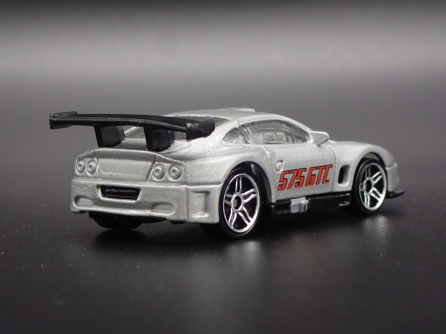 2003-2005 FERRARI 575 GTC RACE CAR SILVER 1:64 SCALE DIORAMA DIECAST MODEL CAR