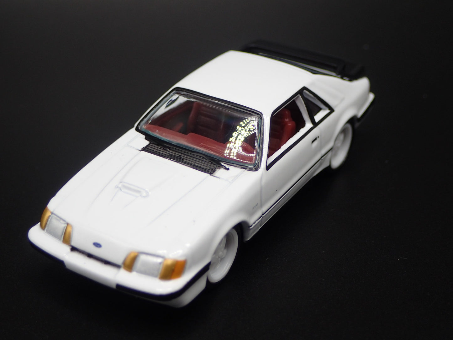 1985 85 FORD MUSTANG SVO FOX BODY WHITE 1:64 SCALE DIORAMA DIECAST MODEL CAR