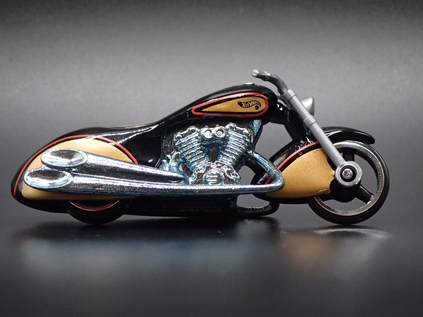 SCORCHIN SCOOTER MOTORCYCLE WHITE'S HOT WHEELS 1:64 HW SCALE DIECAST MODEL CAR