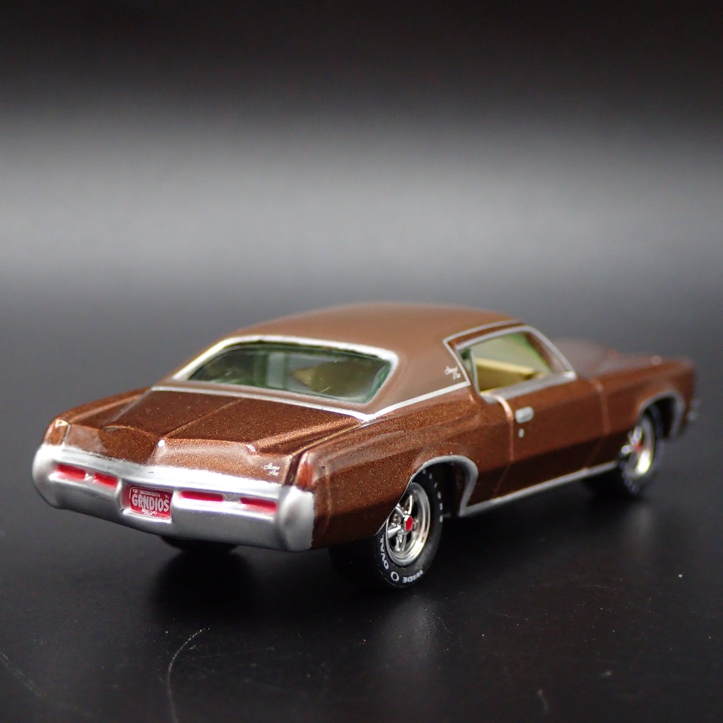 1971 71 PONTIAC GRAND PRIX RARE 1:64 SCALE COLLECTIBLE DIORAMA DIECAST MODEL CAR