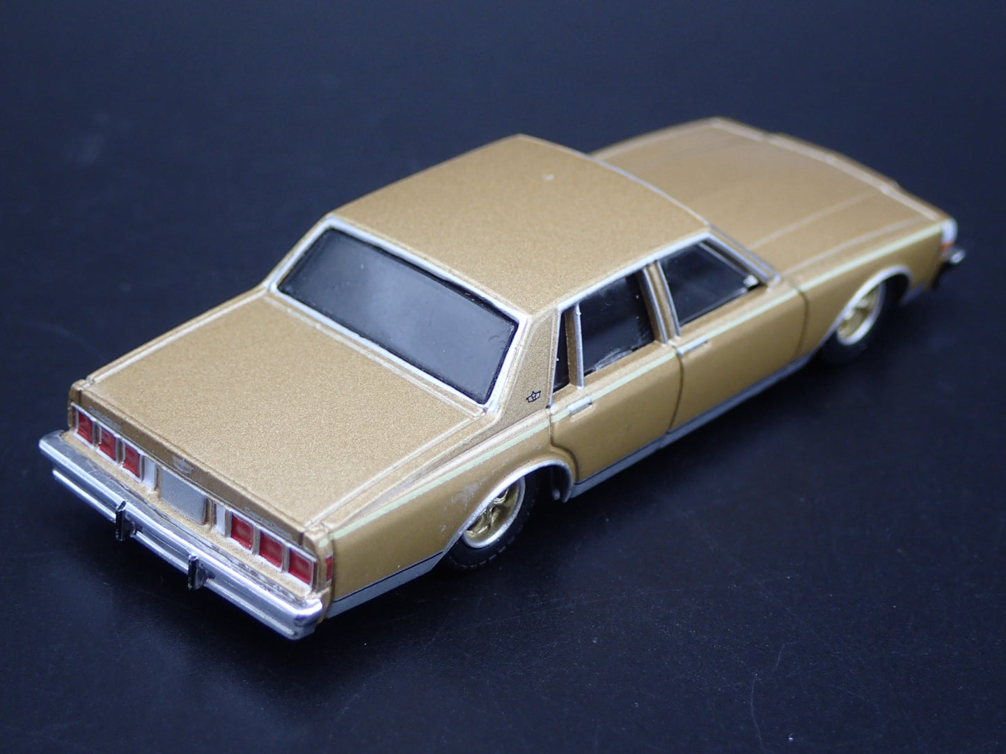 1985 85 CHEVY CHEVROLET CAPRICE 4 FOUR DOOR 1/64 SCALE DIORAMA DIECAST MODEL CAR