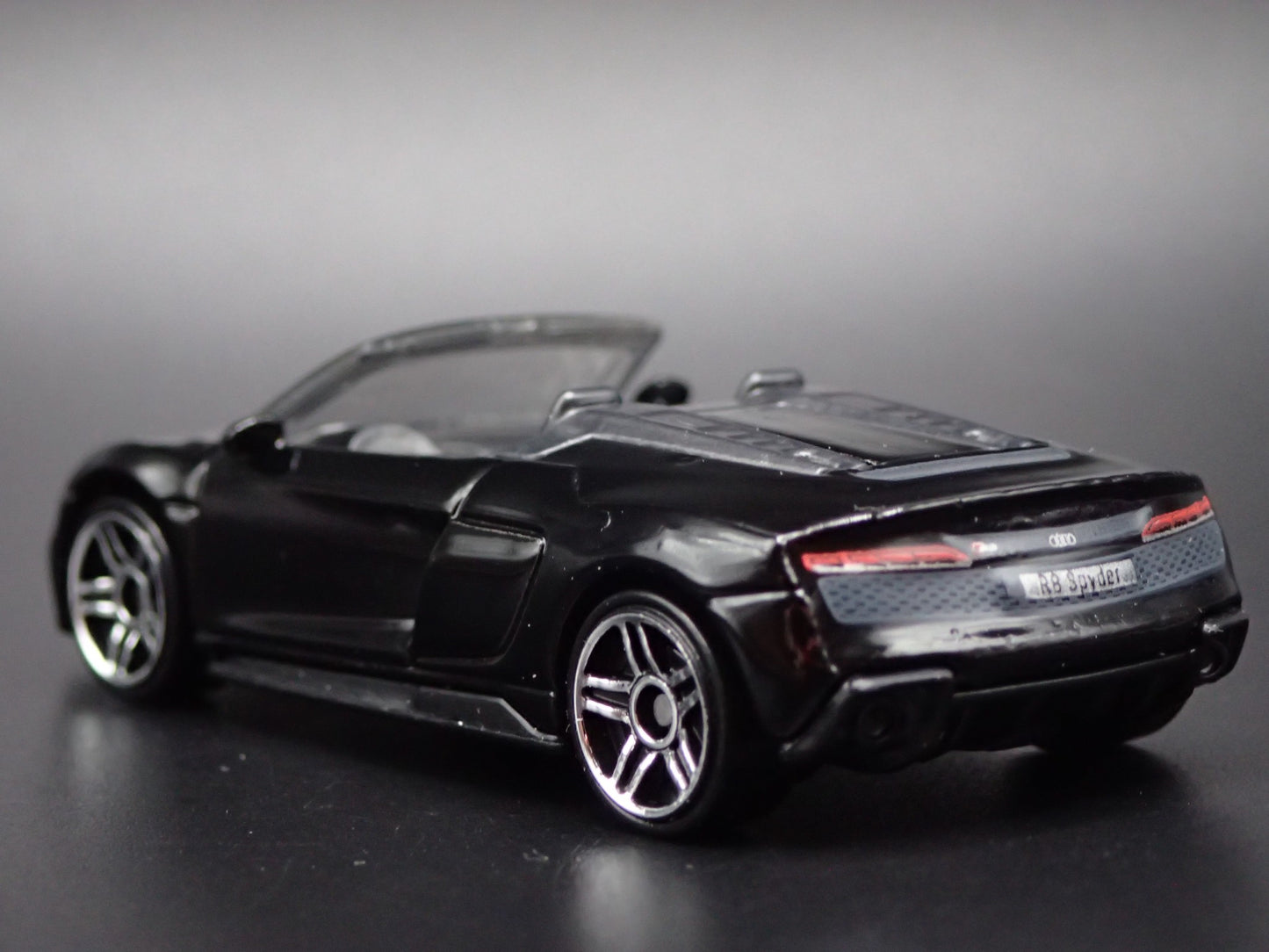 2015-2020 AUDI R8 SPYDER CONVERTIBLE BLACK 1:64 SCALE DIORAMA DIECAST MODEL CAR
