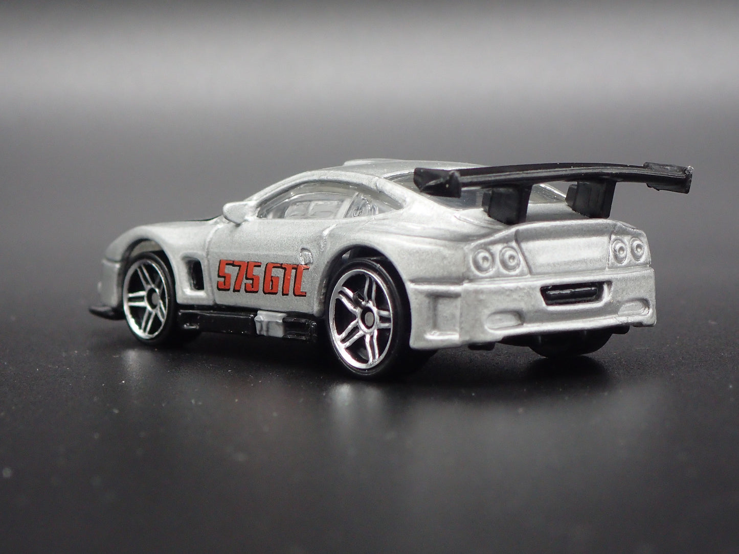 2003-2005 FERRARI 575 GTC RACE CAR SILVER 1:64 SCALE DIORAMA DIECAST MODEL CAR