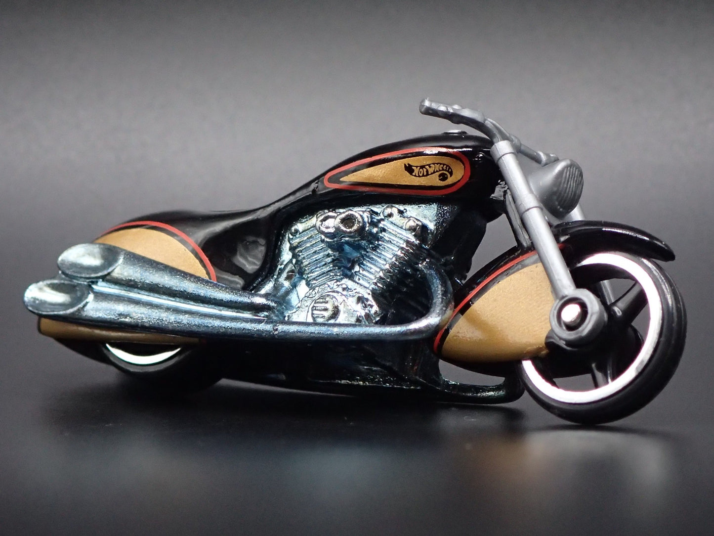 SCORCHIN SCOOTER MOTORCYCLE WHITE'S HOT WHEELS 1:64 HW SCALE DIECAST MODEL CAR
