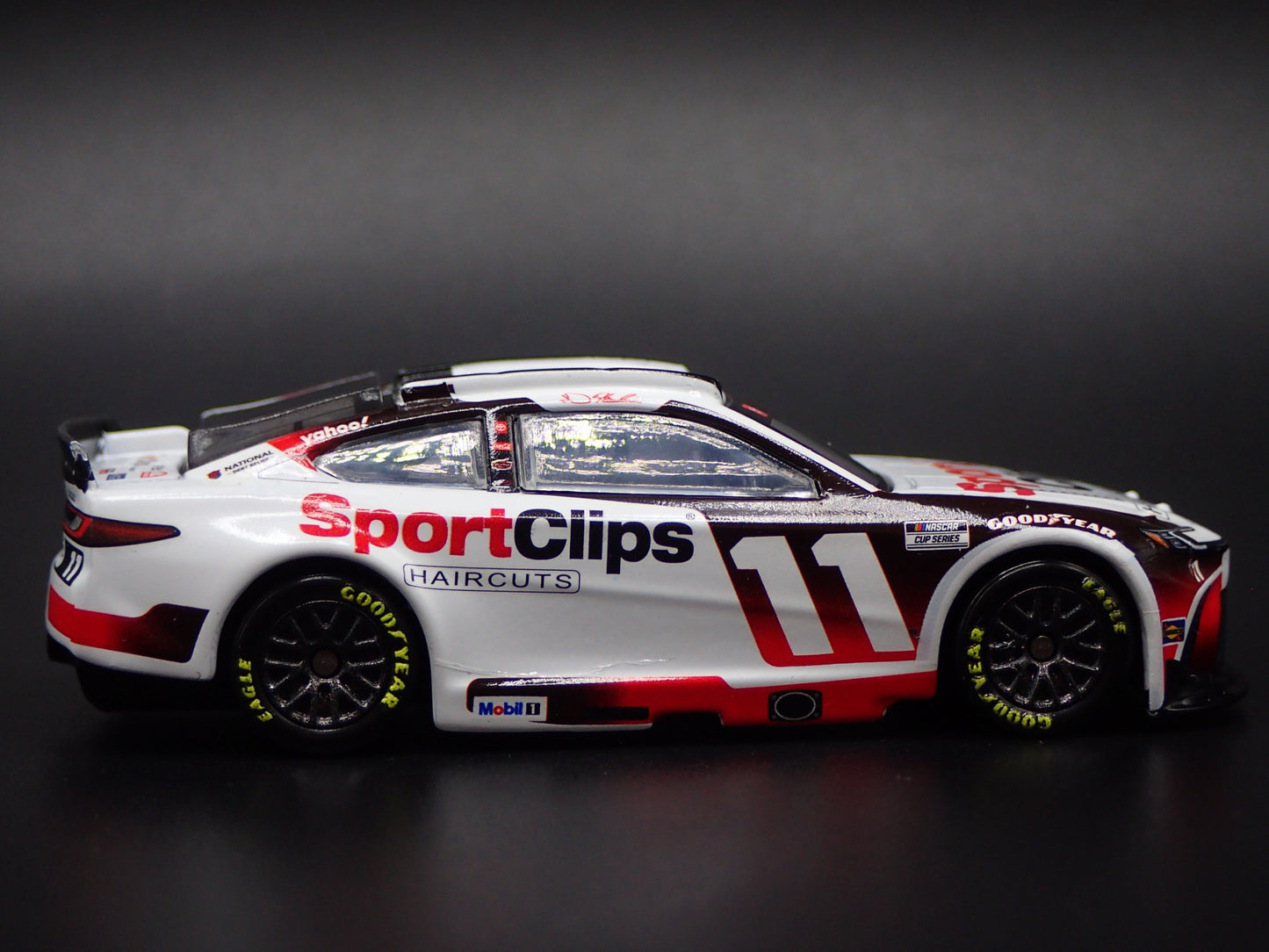 2025 25 TOYOTA CAMRY 11 DENNY HAMLIN SPORTS CLIPS NASCAR 1:64 SCALE DIECAST CAR