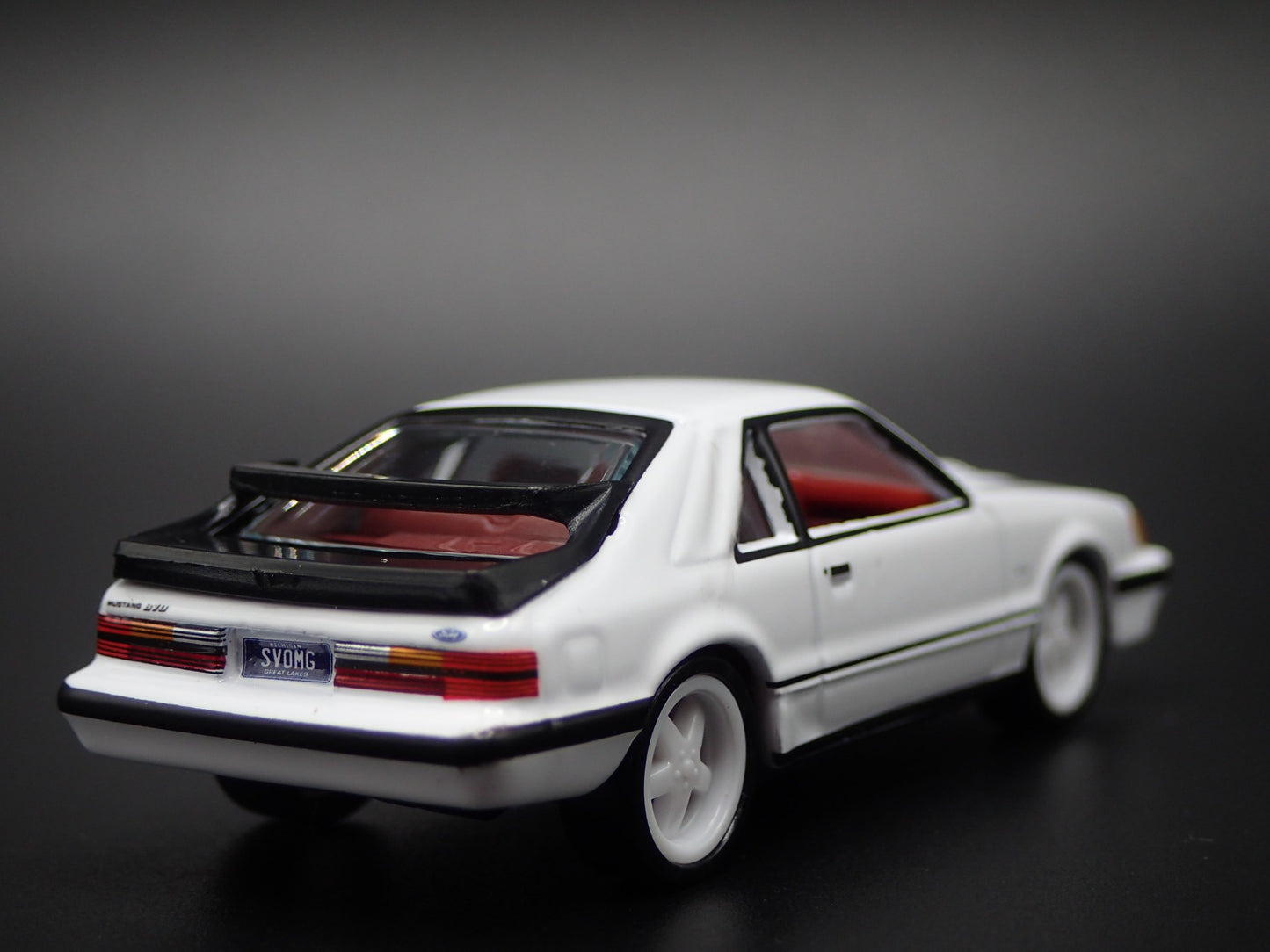 1985 85 FORD MUSTANG SVO FOX BODY WHITE 1:64 SCALE DIORAMA DIECAST MODEL CAR