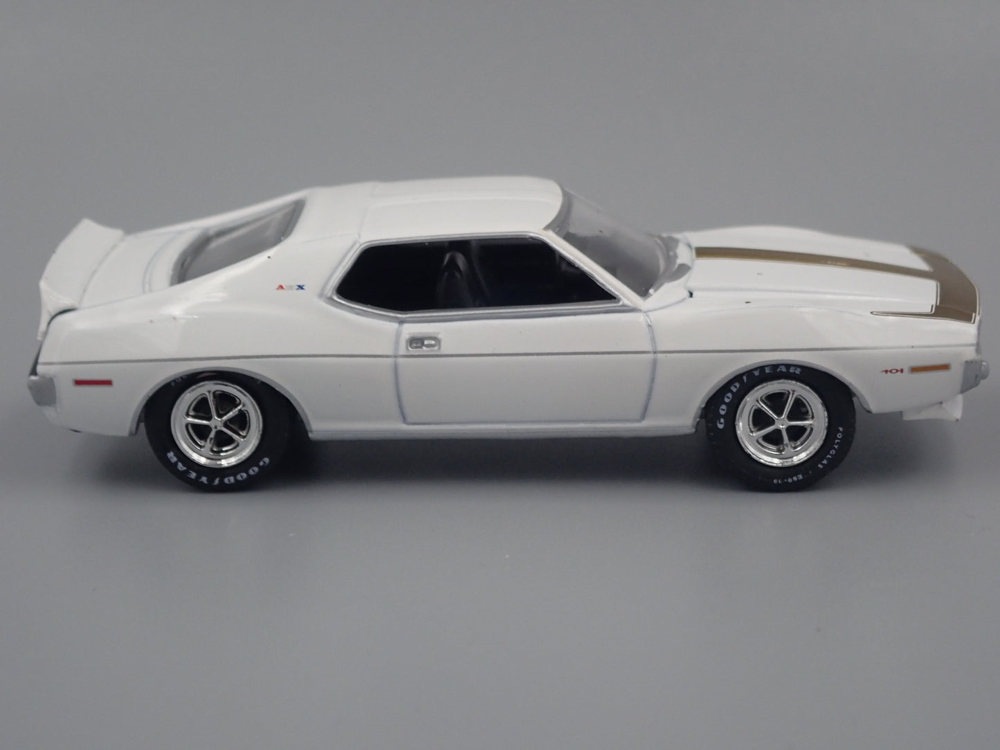 1971 AMC JAVELIN AMX WHITE 1:64 SCALE COLLECTIBLE DIORAMA DIECAST MODEL CAR