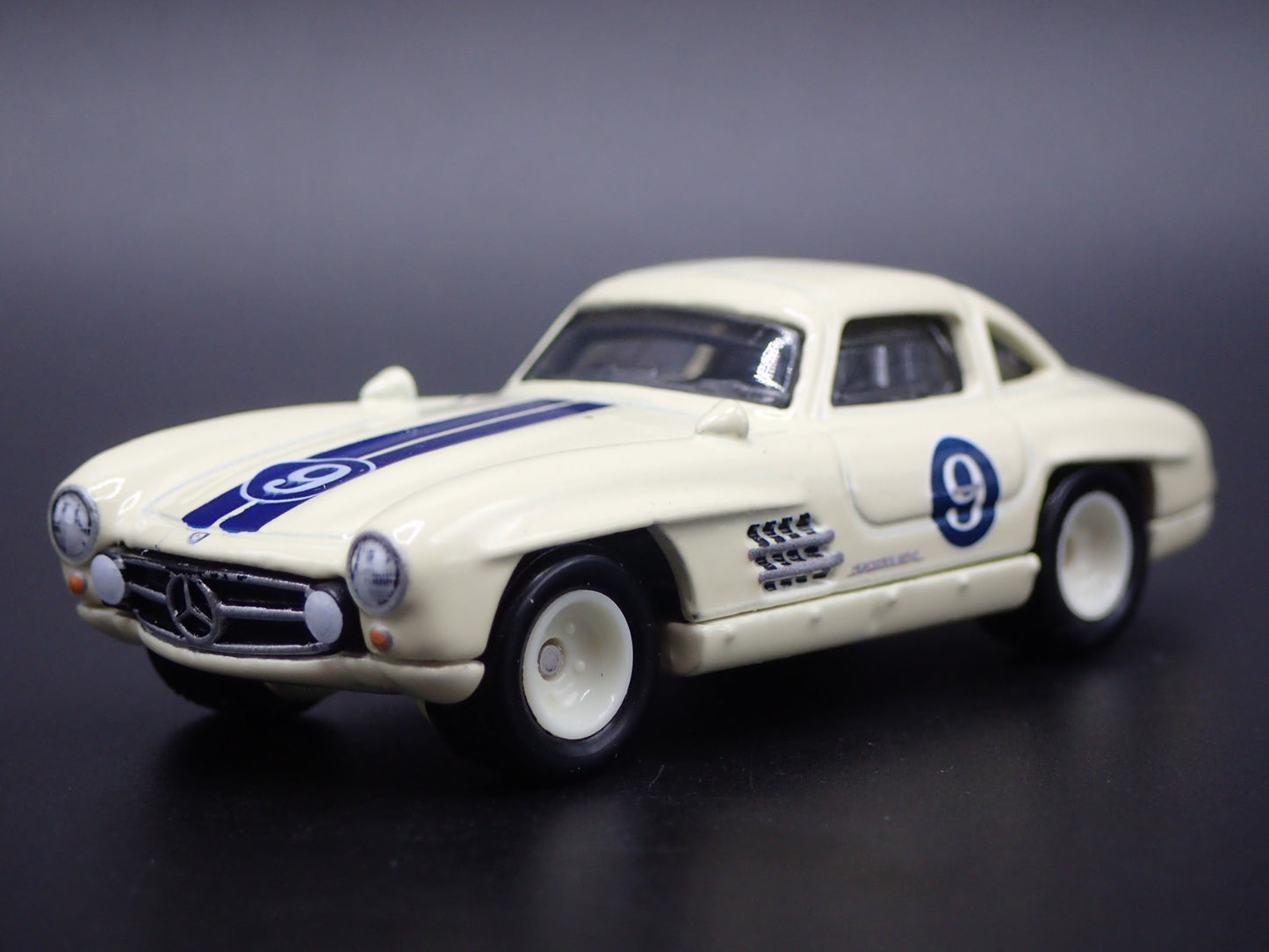 MERCEDES-BENZ 300 SL RARE 1:64 SCALE COLLECTIBLE DIORAMA DIECAST MODEL CAR