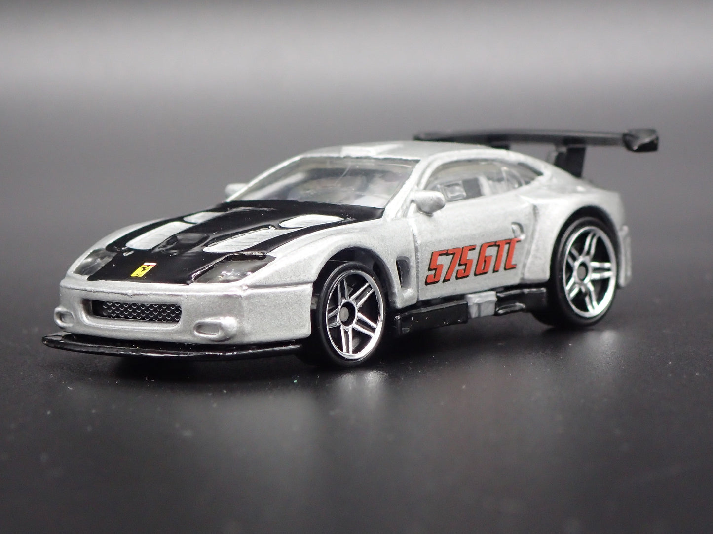 2003-2005 FERRARI 575 GTC RACE CAR SILVER 1:64 SCALE DIORAMA DIECAST MODEL CAR