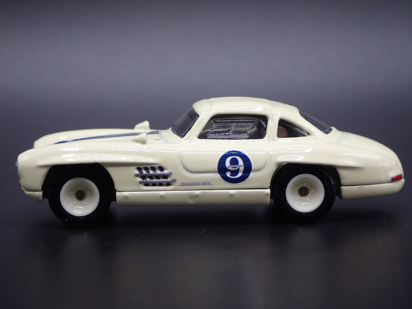 MERCEDES-BENZ 300 SL RARE 1:64 SCALE COLLECTIBLE DIORAMA DIECAST MODEL CAR