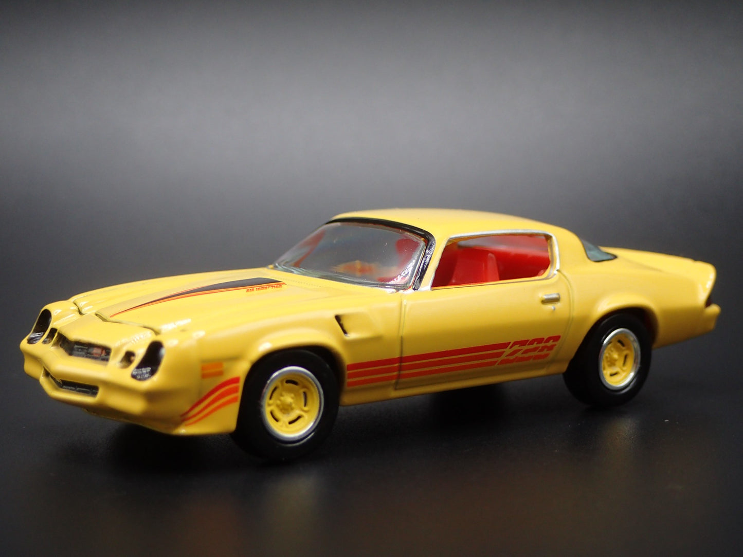 1980 80 CHEVY CHEVROLET CAMARO Z28 YELLOW 1:64 SCALE DIORAMA DIECAST MODEL CAR