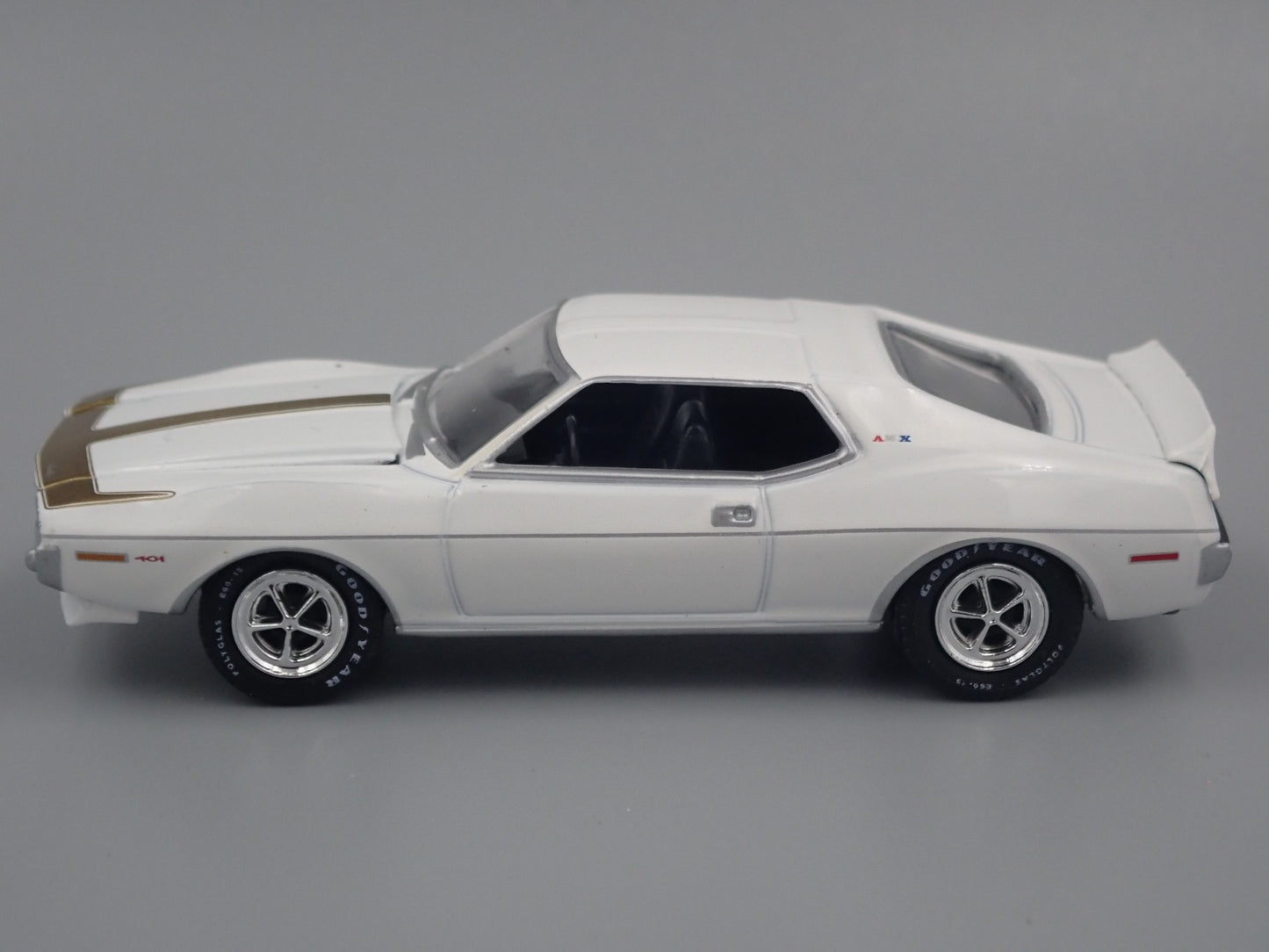 1971 AMC JAVELIN AMX WHITE 1:64 SCALE COLLECTIBLE DIORAMA DIECAST MODEL CAR
