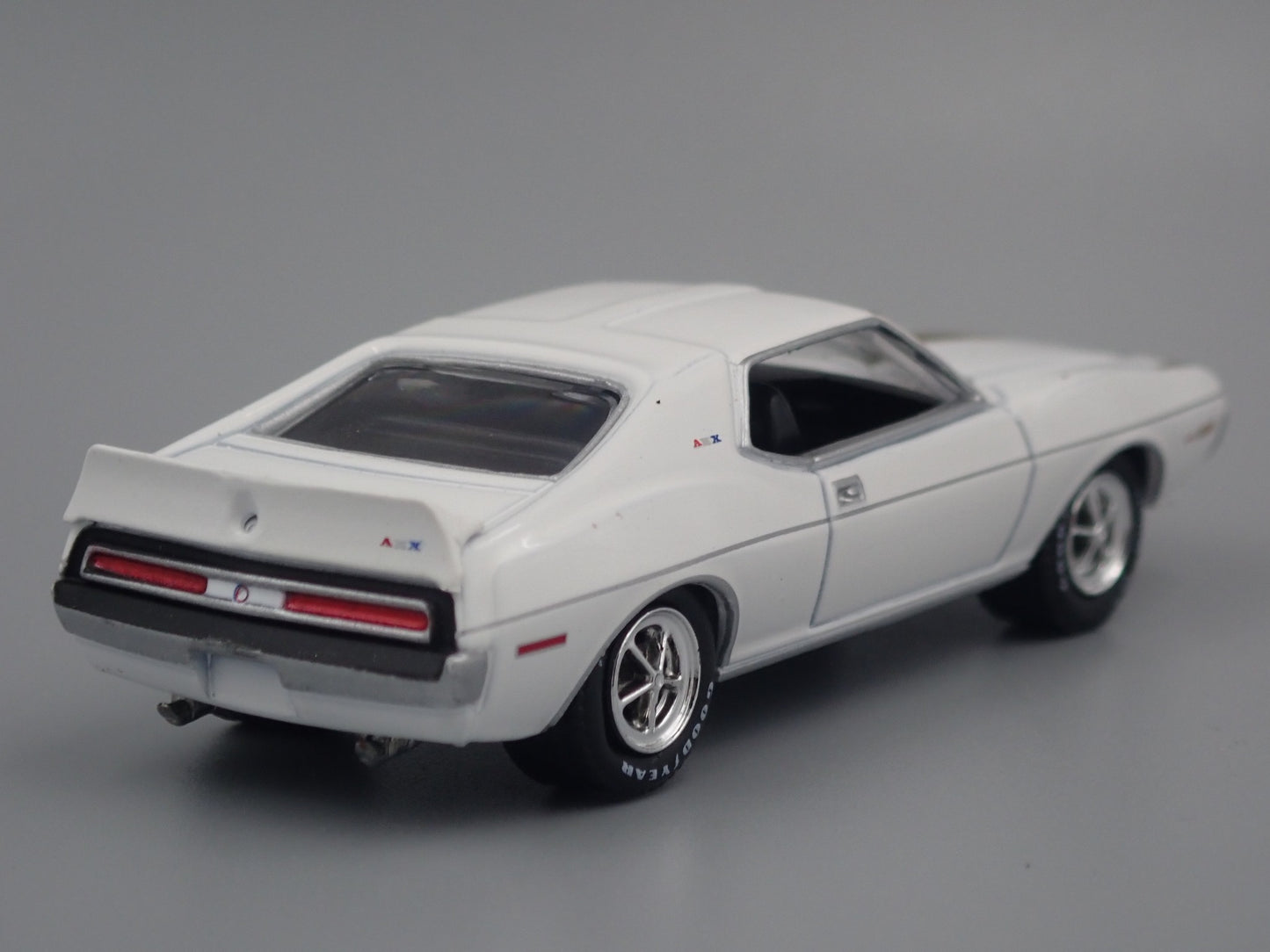 1971 AMC JAVELIN AMX WHITE 1:64 SCALE COLLECTIBLE DIORAMA DIECAST MODEL CAR