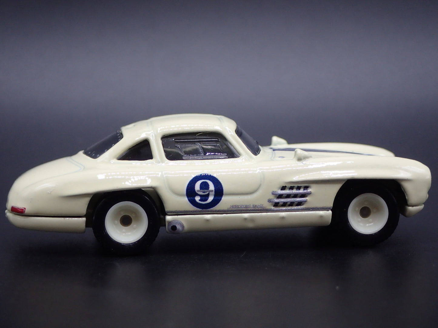 MERCEDES-BENZ 300 SL RARE 1:64 SCALE COLLECTIBLE DIORAMA DIECAST MODEL CAR