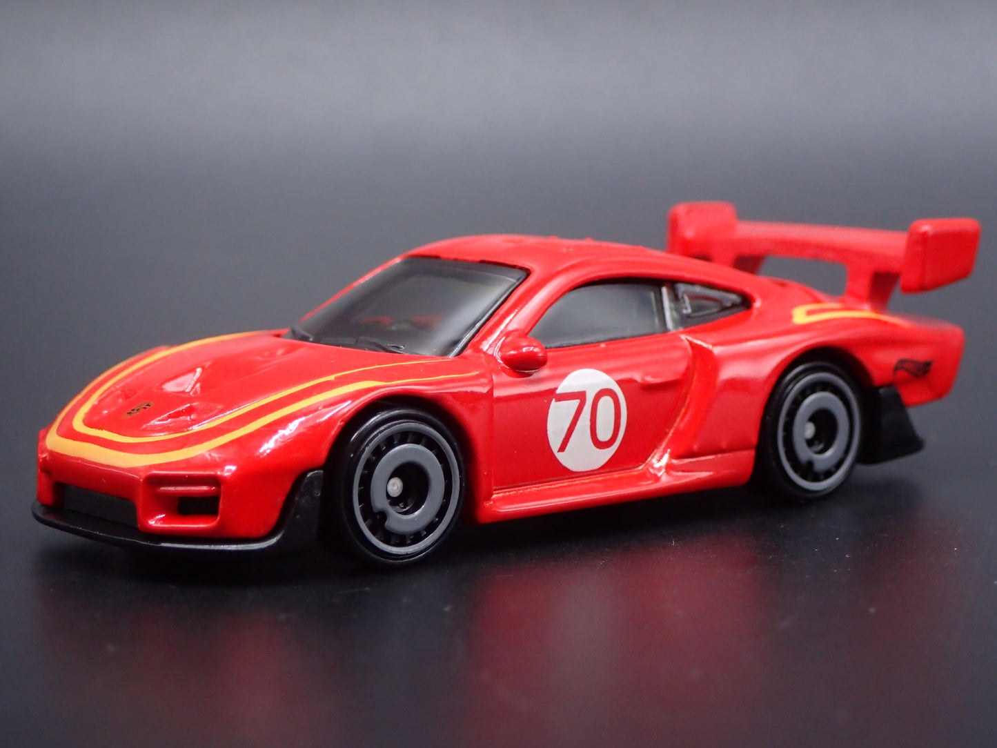 1976-1981 PORSCHE 935 RACING 1:64 SCALE COLLECTIBLE DIORAMA DIECAST MODEL CAR