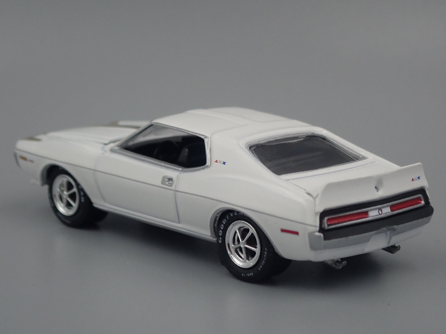 1971 AMC JAVELIN AMX WHITE 1:64 SCALE COLLECTIBLE DIORAMA DIECAST MODEL CAR