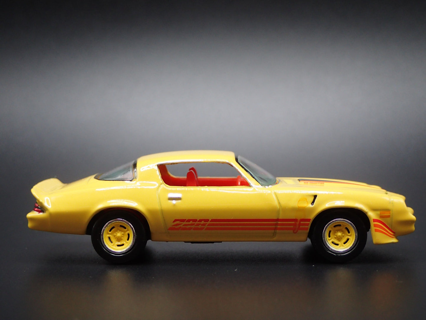 1980 80 CHEVY CHEVROLET CAMARO Z28 YELLOW 1:64 SCALE DIORAMA DIECAST MODEL CAR