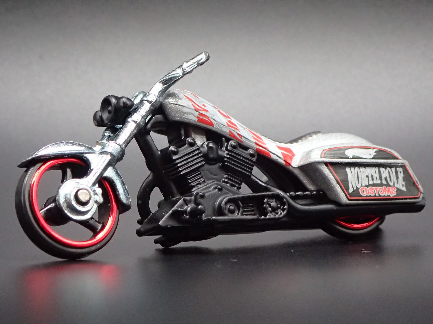 BAD BAGGER MOTORCYCLE SILVER HOT WHEELS 1:64 HW SCALE DIORAMA DIECAST MODEL CAR