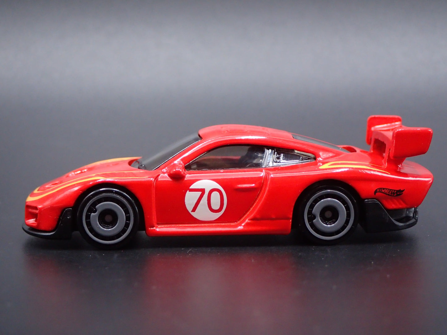 1976-1981 PORSCHE 935 RACING 1:64 SCALE COLLECTIBLE DIORAMA DIECAST MODEL CAR
