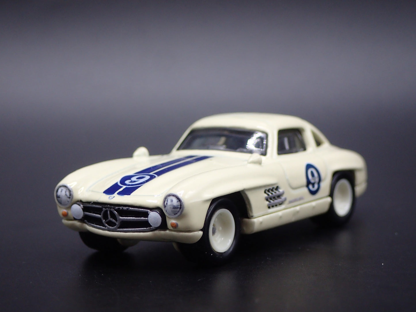 MERCEDES-BENZ 300 SL RARE 1:64 SCALE COLLECTIBLE DIORAMA DIECAST MODEL CAR