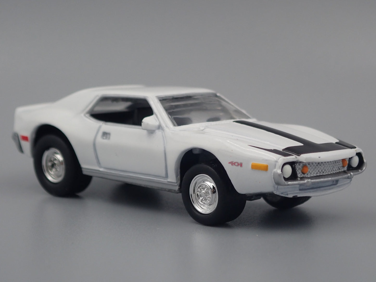 1972 72 AMC JAVELIN WHITE 1:64 SCALE COLLECTIBLE DIORAMA DIECAST MODEL CAR
